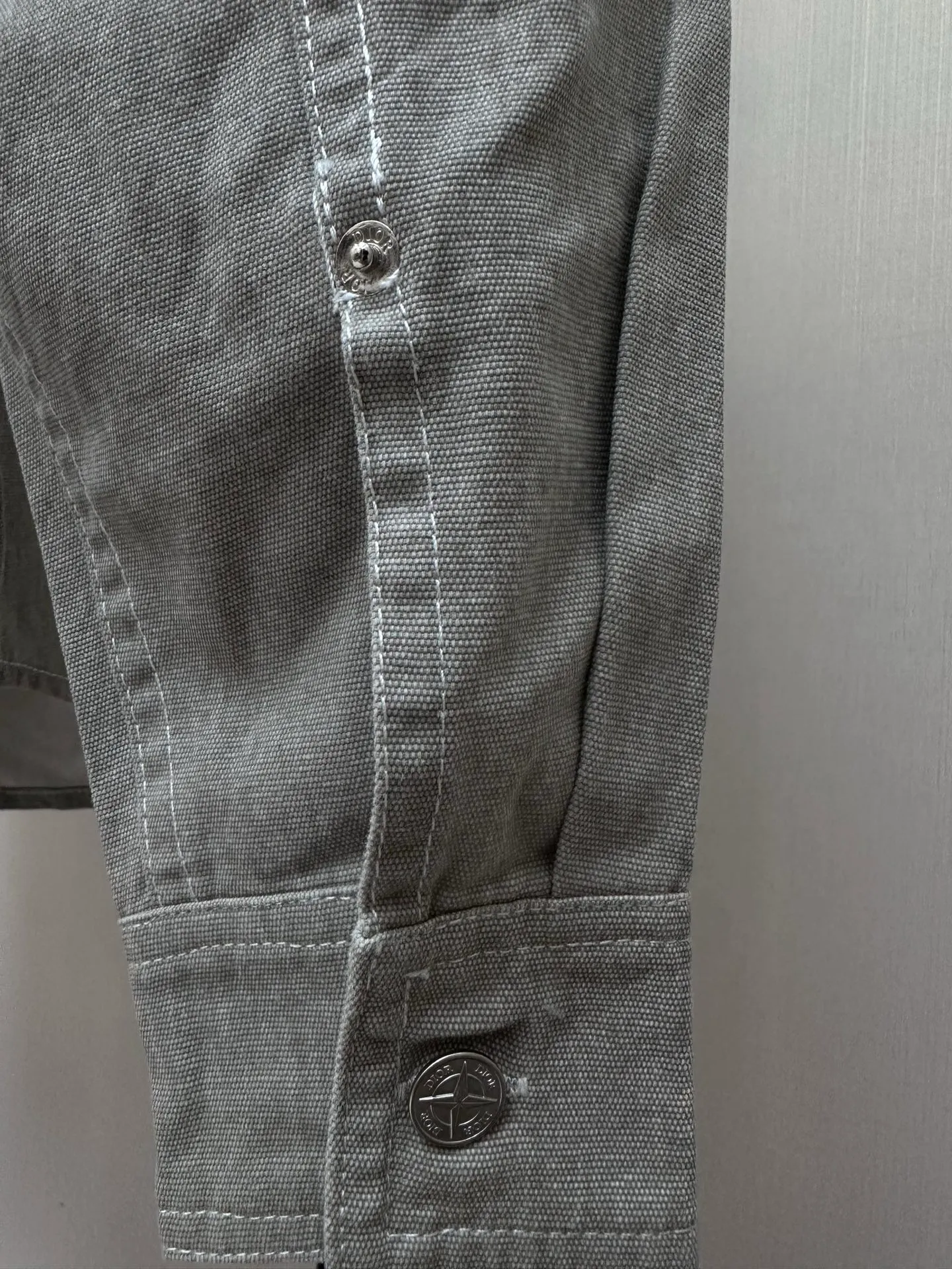P440 Dior Stone Island joint embroidered denim shirt 24ss new model comes from the AND STONE ISLAND limited series, showing the logo of the joint series. Crafted from yellow cotton, it features the AND STONE ISLAND logo on the chest, highlighting Stone Island's classic star logo with the letter O in the logo. Wear it with or over for a sophisticated and trendy look. Same size for men and women: S/M/L/XL